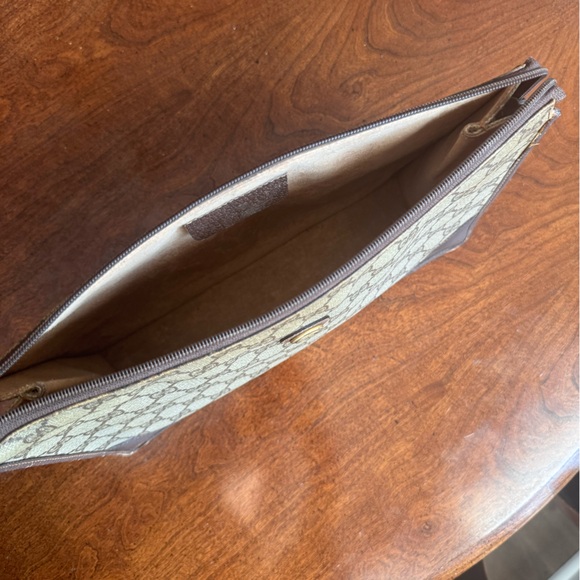 GUCCI Classic Vintage Monogram Clutch. Timeless design. - Picture 5 of 12